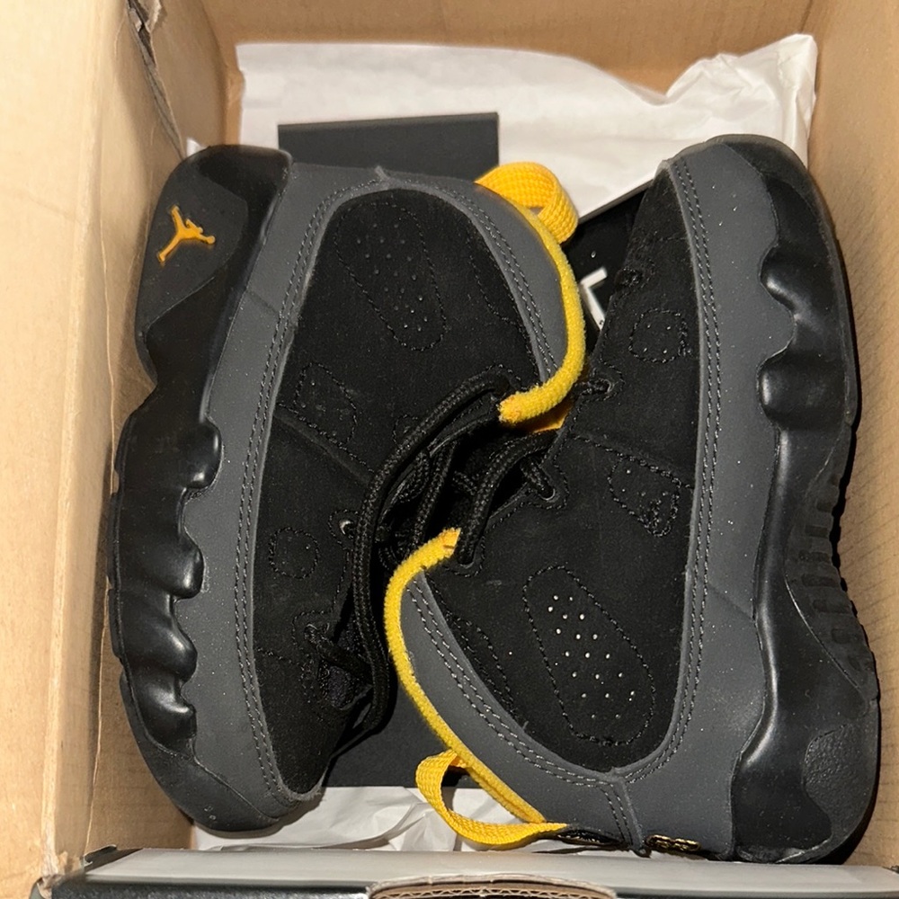 Jordan Men's Black and Yellow Sneakers